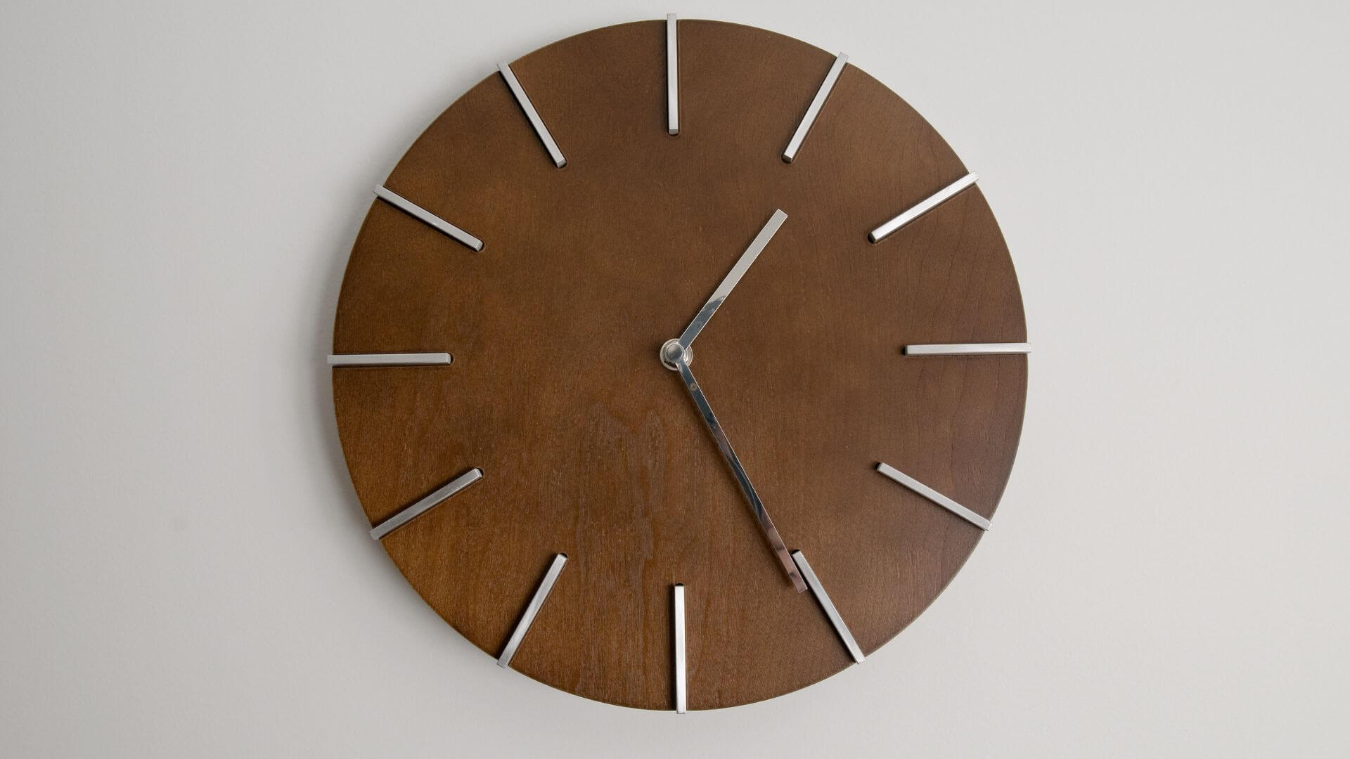 Decorating with Large Wall Clocks to Transform Your Space